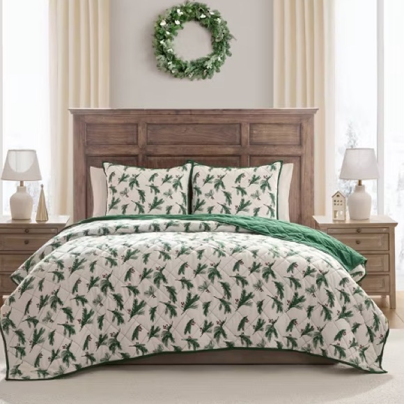 Hallmark Other - HALLMARK NWT 3pc winter berries quilt set -green/red/gray -queen
